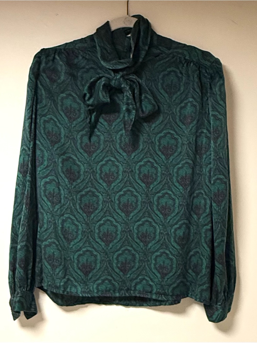 100% Silk Vint 1980 Blouse Damask Deep Green and Plum Neck Bow High Neck Sz8
